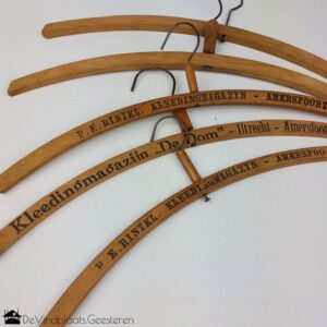 Antieke houten kledinghangers